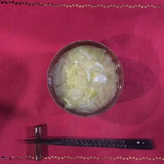 【汁物レシピ】キャベツと玉ねぎのお味噌汁